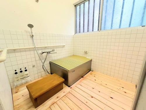 un baño vacío con banco y ventana en Solarium Komoro - Vacation STAY 84700v, en Komoro