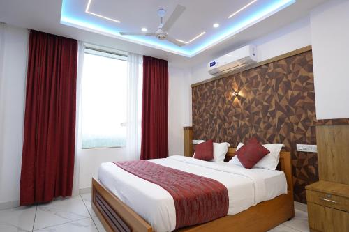 a bedroom with a large bed and a window at Parassini Tourist Home in Parassinikadavu