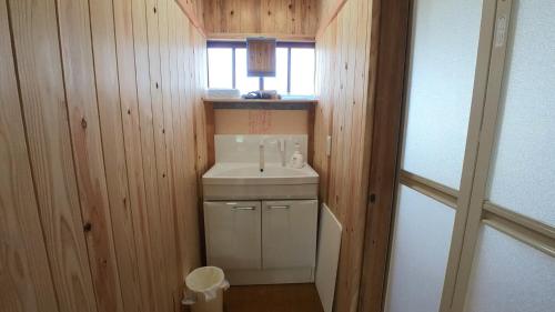 a small bathroom with a sink and a window at Private accommodation Heki playground "Kawahara no - Vacation STAY 94708v in Furuichi