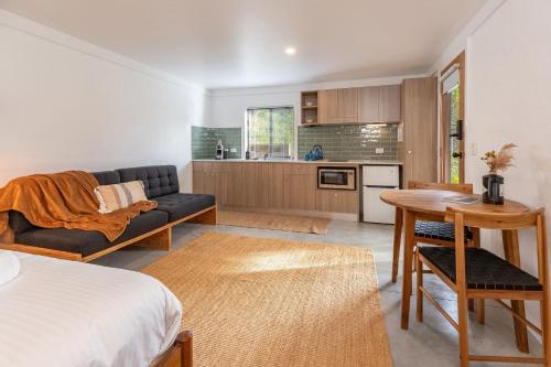 una sala de estar con un sofá y una mesa en Nordhaus Studio, en Smiths Lake
