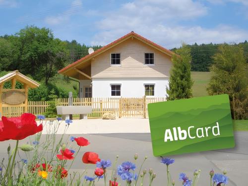 Una casa con un cartel de Aldgard en frente. en Ferienhaus Geyerbad, en Meßstetten