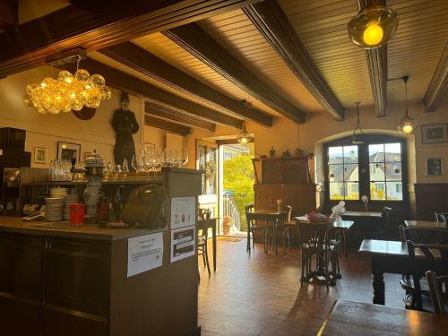 Um restaurante ou outro lugar para comer em Hotel de la Place