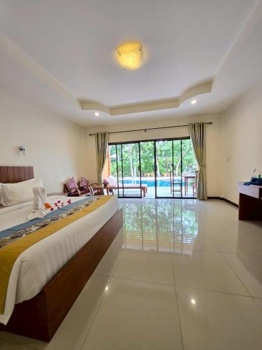 เตียงในห้องที่ OYA International Resort Phuket 普吉岛欧雅国际度假酒店