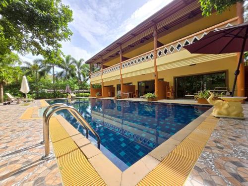 สระว่ายน้ำที่อยู่ใกล้ ๆ หรือใน OYA International Resort Phuket 普吉岛欧雅国际度假酒店