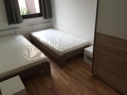 mały pokój z 2 łóżkami i oknem w obiekcie Boardinghaus Niederrhein w mieście Viersen