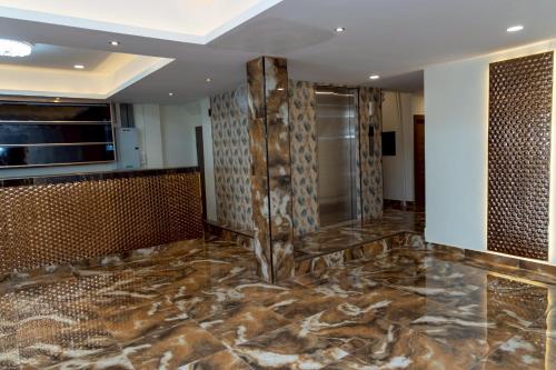 a lobby with a marble floor and a shower at Sea Inn Pattaya in Pattaya Central
