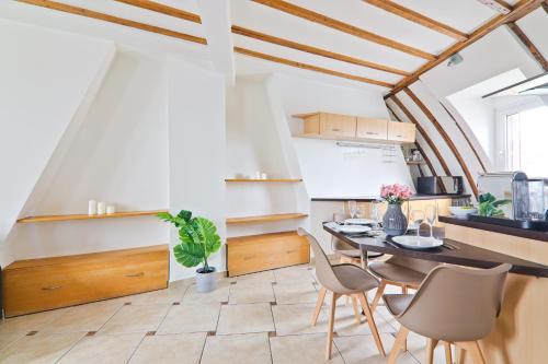 eine Küche und ein Esszimmer mit Tisch und Stühlen in der Unterkunft Center of Paris Luxurious Studio Apartment Free NetFlix in Paris