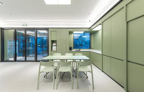 a conference room with a table and chairs at Hi Inn Beijing Olympic Park in Beijing