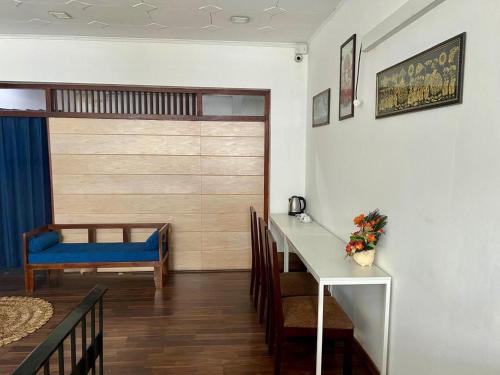 sala de estar con mesa y silla azul en Ricardo Hostel, en Colombo