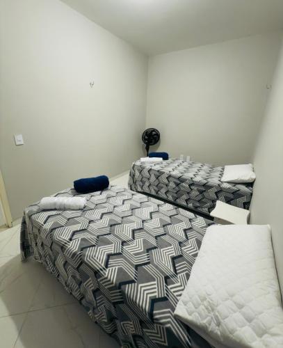 a bedroom with two twin beds in a room at Serra Flat in Tianguá