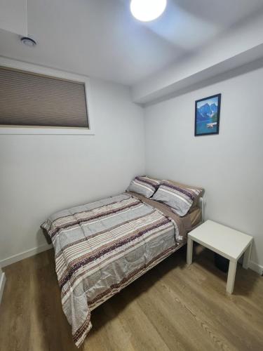 une petite chambre avec un lit et une table dans l'établissement Home in Calgary, à Calgary