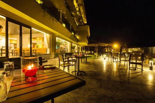 Restaurace v ubytování The Bheemli Resort Managed by AccorHotels