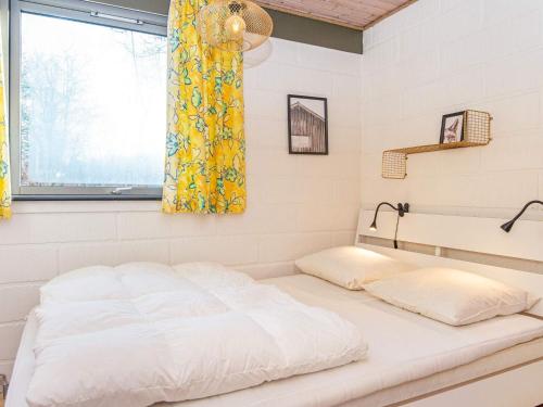 Ένα ή περισσότερα κρεβάτια σε δωμάτιο στο 6 person holiday home in Ans By