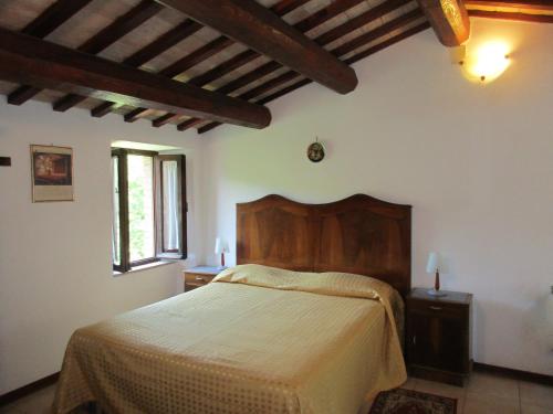 Penna San GiovanniにあるB&B Carboniの木製の天井の客室で、ベッドルーム1室(ベッド1台付)