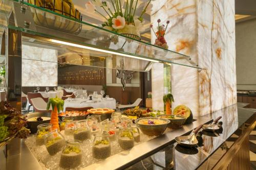 um buffet com comida numa mesa num restaurante em Mileo Hotel The Palm no Dubai