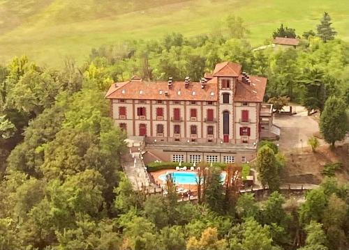 an aerial view of a large house with a swimming pool at Hotel Villa Conte Riccardi in Rocca D'Arazzo