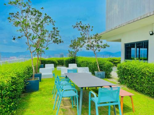 einen Tisch und Stühle im Gras neben einem Gebäude in der Unterkunft The Mews Luxury Apartment By KLCC in Kuala Lumpur