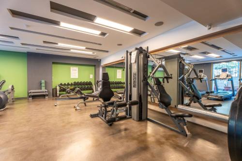 Fitness centrum a/nebo fitness zařízení v ubytování Saifi Suites Hotel