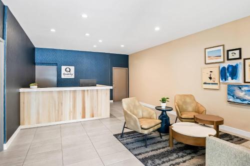 a waiting room with two chairs and a counter at Quality Inn & Suites Hermosa Beach in Hermosa Beach