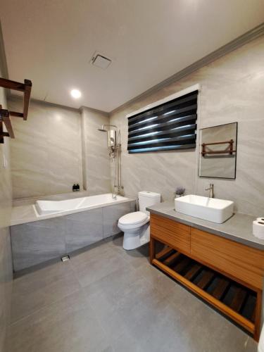 Bilik mandi di Tungkip House Bed and Breakfast