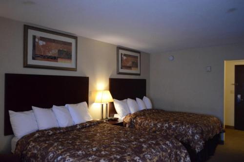 Rodeway Inn & Suites East Windsorにあるベッド