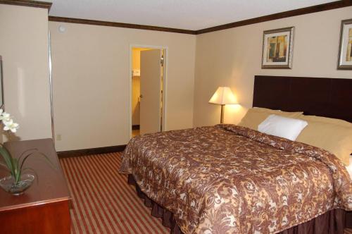 Rodeway Inn & Suites East Windsorにあるベッド