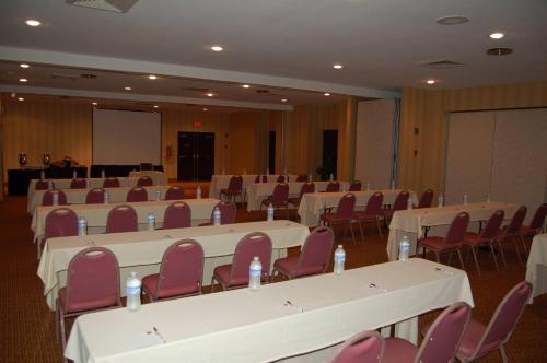 Rodeway Inn & Suites East Windsorにあるビジネスエリアまたは会議室