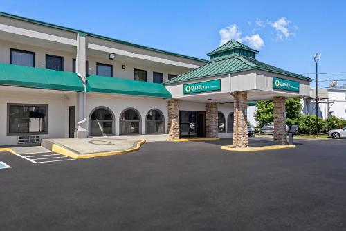 an empty parking lot in front of a hotel at Quality Inn Bowling Green South in Bowling Green