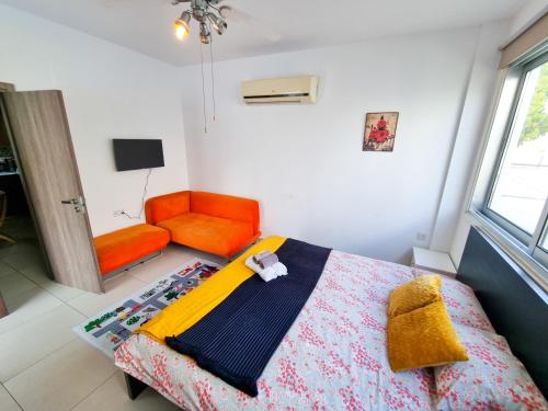 Televisyen dan/atau pusat hiburan di Poser Beach Villa With Private Pool And BBQ