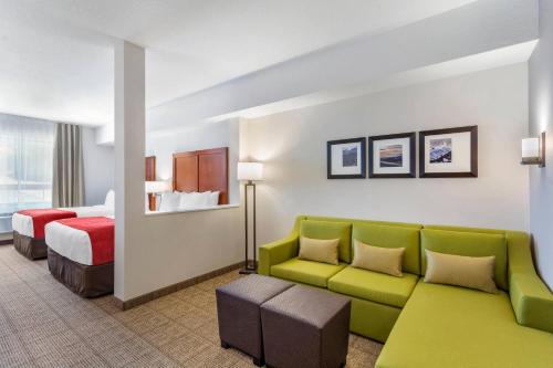 Giường trong phòng chung tại Comfort Inn & Suites