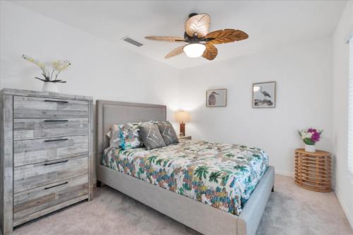 Un dormitorio con una cama y un ventilador de techo. en GRH14781 - Charlotte County - 2 Bed 2 Baths Condo, en Tropical Gulf Acres