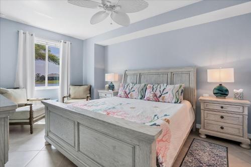 Un dormitorio con una cama y un escritorio y una ventana. en GRH14800 - Charlotte County - 2 Bed 2 Baths Condo, en Tropical Gulf Acres