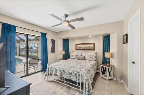 una camera da letto con un letto e un ventilatore a soffitto di GRH14807 - Charlotte County - 3 Bed 2.5 Baths House a Punta Gorda Isles