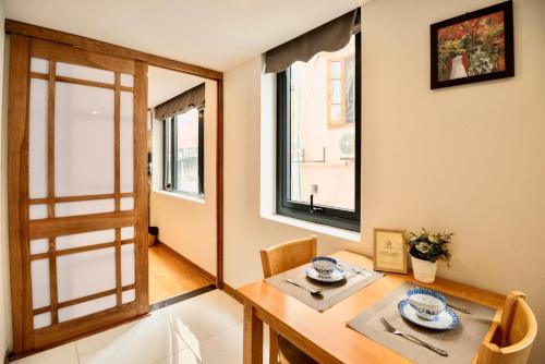 a dining room with a table and a window at happy house 2 in Lóc Ða