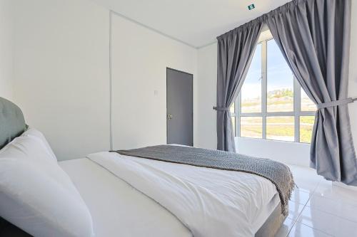 ブリンチャンにあるFamily Homestay In Emerald Avenue Apartment Clover Home 3-22のベッドと窓のある白い寝室