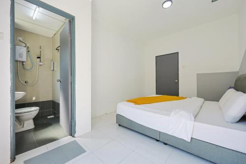 ブリンチャンにあるFamily Homestay In Emerald Avenue Apartment Clover Home 3-22のベッドルーム1室(ベッド1台、シャワー、トイレ付)