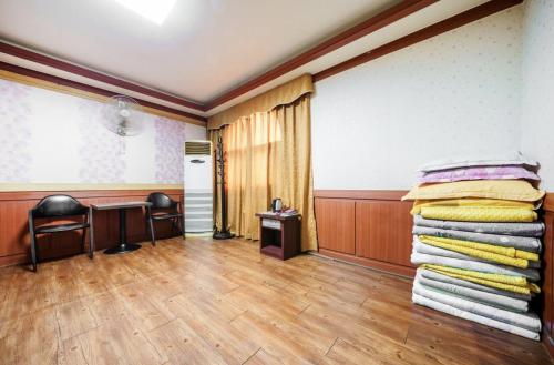 a room with a desk and a pile of towels at Mokpo Sky Hotel in Mokpo