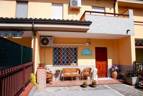 a patio of a house with a table and chairs at B&B Le Ginestre in Collestrada