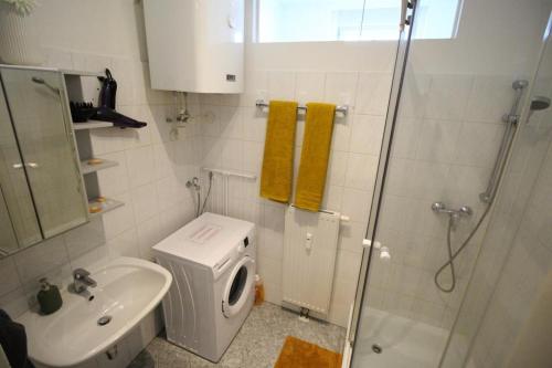 une salle de bains avec douche, toilettes et lavabo dans l'établissement Moderne & zentrale Citywohnung nahe Stadthalle, Messe & Sportpark, à Graz