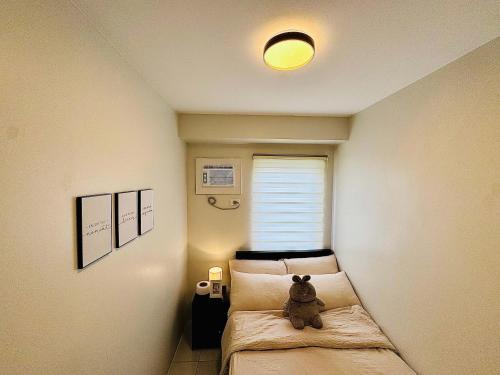 Postel nebo postele na pokoji v ubytování AavLair - Modern 2BR Condo in Mandaue, Cebu - Top Floor - Near IT Park & Ayala