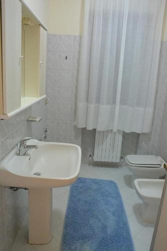 a bathroom with a sink and a toilet at Il Gheriglio in Torano Nuovo