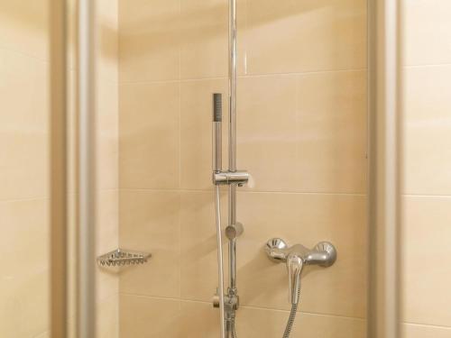 una ducha en un baño con puerta de cristal en Apartment in Fügen near Spieljochbahn, en Fügen