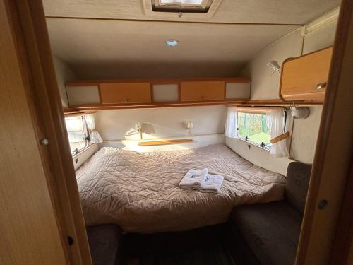 ナルヴァ・ヨエスーにあるCaravan & Camping on the Beachの小さな部屋(ベッド1台付)