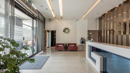 a lobby with a waiting area with red chairs at Hotel G7 Taipei in Taipei
