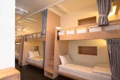 เตียงในห้องที่ Fun Inn Taipei Hostel