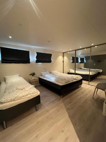 Ένα ή περισσότερα κρεβάτια σε δωμάτιο στο Tromsø City Apartment