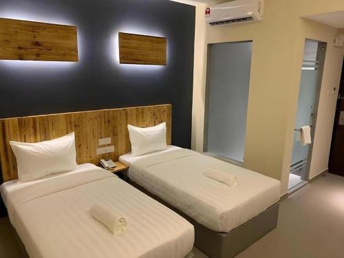 Ένα ή περισσότερα κρεβάτια σε δωμάτιο στο TLJ HOTEL