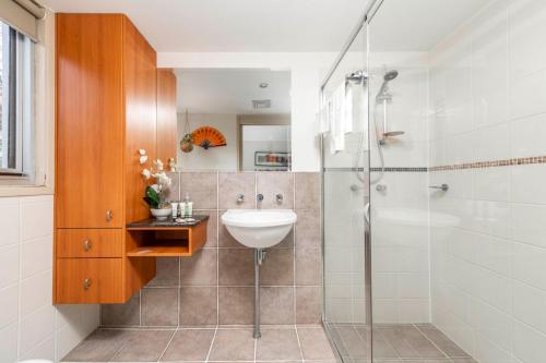 a bathroom with a sink and a shower at Central Braddon Retreat near Cafes and Culture in Braddon