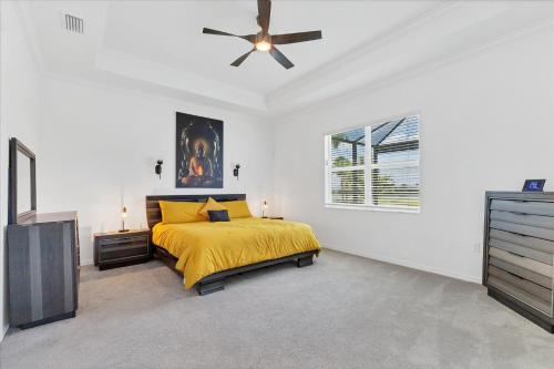 Un dormitorio con una cama y un ventilador de techo. en GRH14692 - Charlotte Harbor Area - 3 Bed 3 Baths Villa, en Tropical Gulf Acres