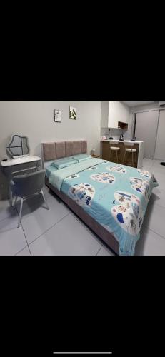 a bedroom with a large bed and a desk at Skytrees 公寓 距Aeon五分钟路程 in Johor Bahru